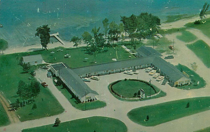 Holiday on the Lake Motel (Holiday Motel) - Old Postcard